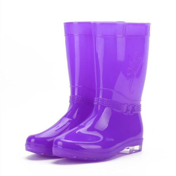 Venda Quente-Mulheres Botas de Chuva Senhoras Confortável Meados Bezerro Sólido Redondo Toe Slip impermeável Charme Rainboots 2016 novo design de moda arco-íris colo