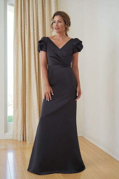 

gorgeous black v neck mother of the bride groom dresses 2019 with short sleeves plus size satin backless beaded evening formal gowns cheap, Black;red