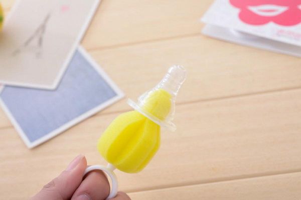 

dhl 1000pcs 360 degree rotating sponge yellow baby nipple brush babies teat cleaning feeding bottle brushes