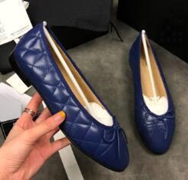 

2019 Новый дизайнер дизайнер шипованных шипами обувь на плоской подошве с красной подошвой женская вечеринка из натуральной кожи кроссовки бесплатная доставка mx05