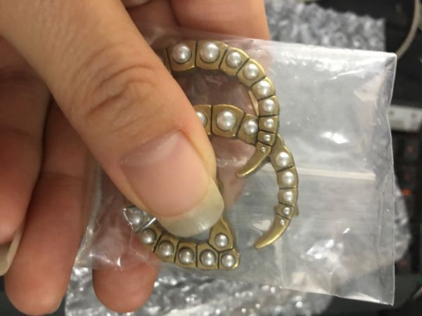 

2020 new fashion letter pearl brooch corset high-end copper sweater coat brooch personality fashion fast delivery, Golden;silver