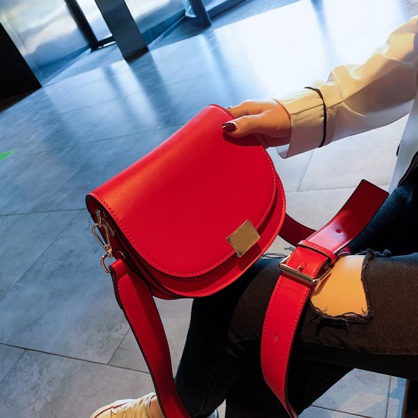 

2019 korean version of spring and summer fashion joker retro semi-circle bag shoulder messenger bag saddle