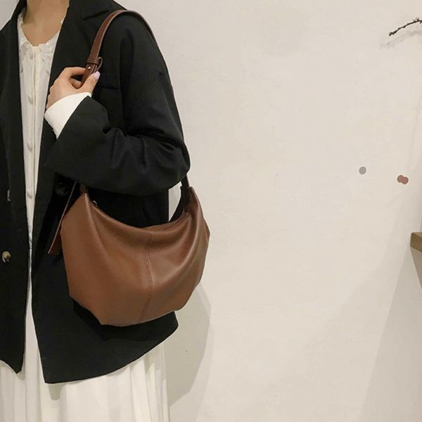 

2020 new simple and stylish portable large capacity one shoulder large bag versatile capacity underarm bucket bag