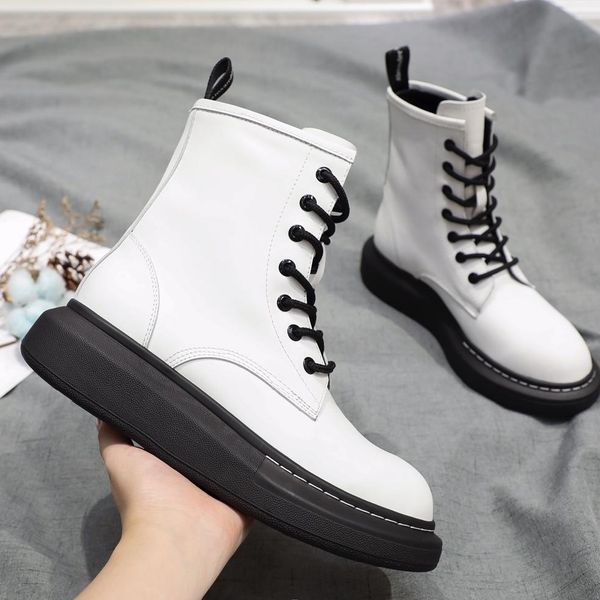 

2019 new autumn and winter explosions fashion wild designer boots black and white simple and comfortable martin boots size 35-40