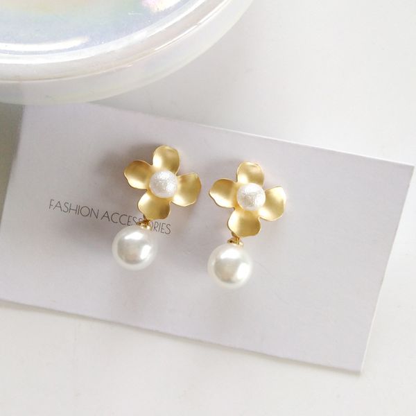 

Daily Matte Flowers Non Pierced Earrings Imitation Pearls Pendant Earrings, Silver