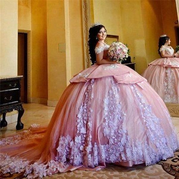 Скромное розовое бальное платье платье Quinceanera с поездом White Lace Аппликация с плечом Многоуровневых Сборок Сладкой 16 Платьев в стиле ретро вечеринок