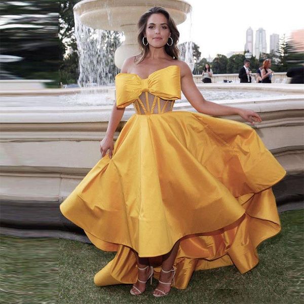 Sexy ver através de vestidos de baile amarelo cetim strapless vestidos de noite com grande arco com zíper de volta vestido de festa de alta baixa barato trajes formais