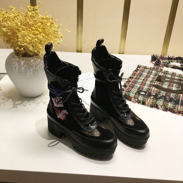 

2019 comfortable women's boots thick high-heeled front lace-up british style printed color-matching martin boots factory direct sales, Black