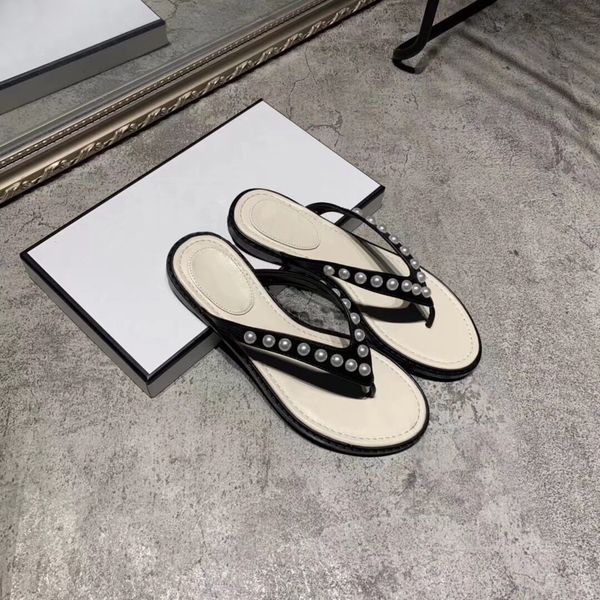 

Flat Flip Flop Designer Women Slippers Soft Leather Flip Flop Women Flat Beading Shoes Beach Outdoor Slipper Black White Color With Box