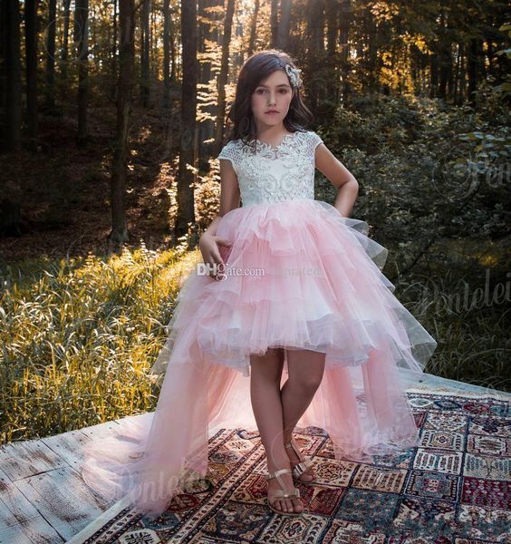 Günstige rosafarbene Blumenmädchenkleider aus Spitze für Landhochzeit, Hi-Lo-Bateau-Kappenärmel, Perlenballkleid, Tüll, Kinderparty, Festzugkleid für Mädchen