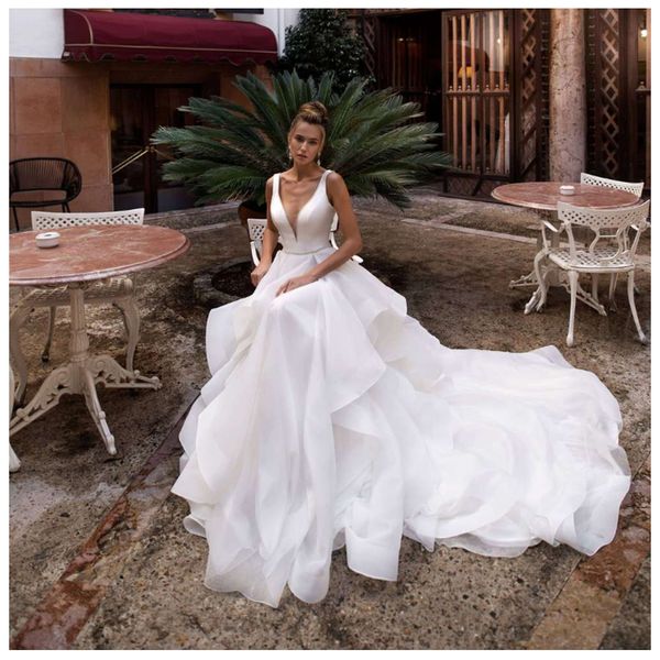 Vendita calda Abito da sposa con scollo a V 2020 Organza Beach Abito da sposa Fondo a strati Bianco / Avorio Abiti da sposa romantici plus size