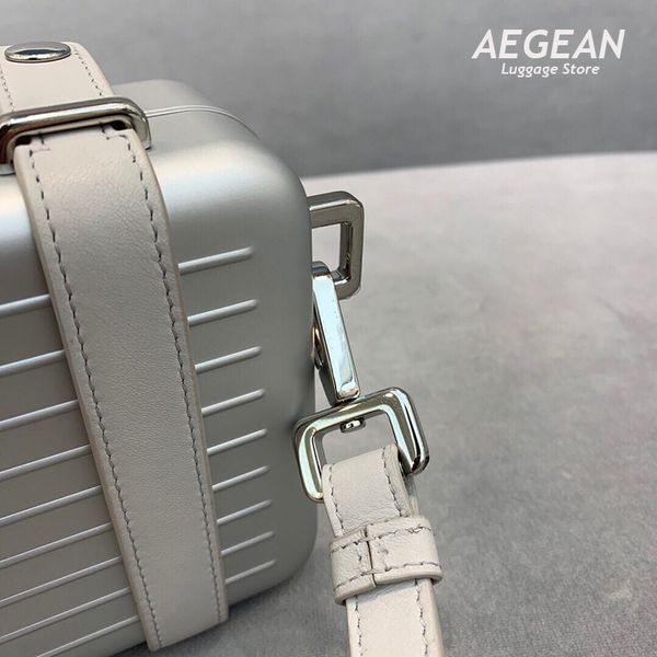 

серое личное сцепление в алюминии и гранулированная телячья кожа