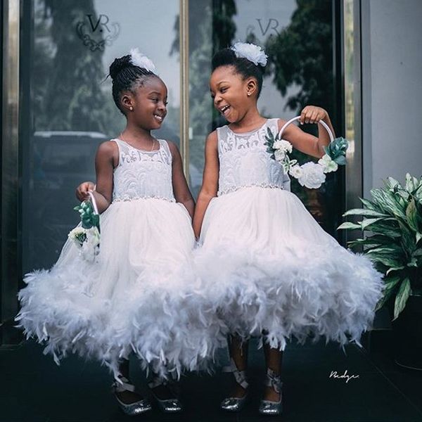 Adorável Flor Meninas Vestidos Branco Em Camadas De Penas Cheias Festa Da Criança Pageant Bebê Vestidos De Aniversário Crianças Formais Vestido Primeira Comunhão Vestido