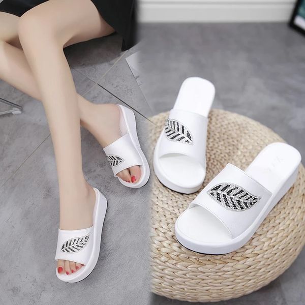 

2019 summer model with thick bottom pine cake and korean slope with a word of drag-water drill social drag girl out slippers, Black