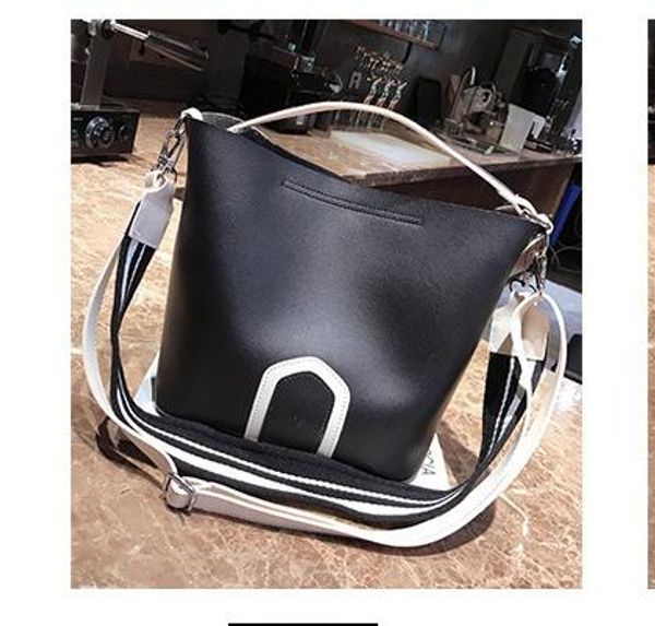 

ladies bag 2020 new messenger handbag shoulder bag simple tassel bucket big bags tide wild