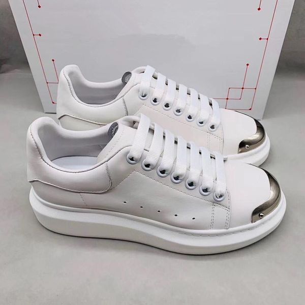 

2019 new designer brand oversized sneaker features large flat laces and an oversized rubber sole sneaker suede leather brand sneakers l05, Black