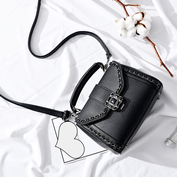

2019 new pu leather women messenger bag fashion female shoulder bag with lock vintage saddle women small cross body satchels