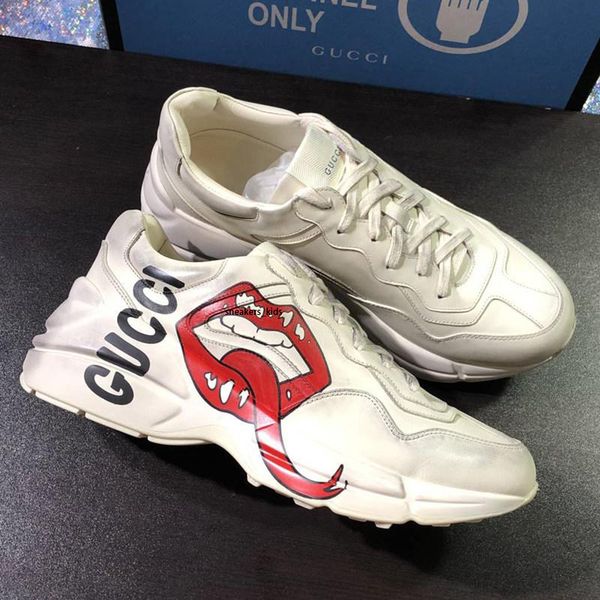 

Продажа Rhyton Sneaker с Atrawberry Wave мужская женская роскошная дизайнерская Повседневная обувь Мода старинные Роскошные дизайнерские женские туфли папа кроссовки