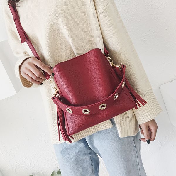 

2020 new women's shoulder bag trend tassel handbag fashion messenger shoulder bag simple pure color large capacity bucket