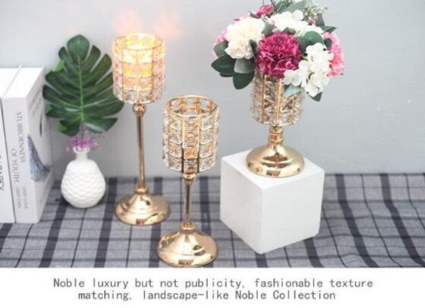 Il candelabro aureo della cena a lume di candela romantica colloca un candeliere di cristallo di tipo europeo contemporaneo e contratto con ornamento di piume mensali