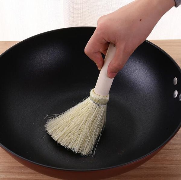 Мыть посуду с деревянной ручкой мыть кастрюлю щеткой кухня щетка чистая кастрюля без масла