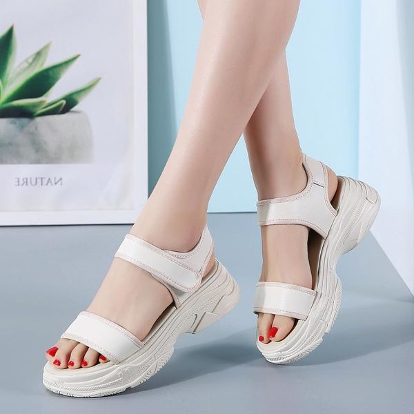 Designer rivettato Sandali sportivi Sandali di lusso da donna di marca con diamanti per il tempo libero Moda Scarpe casual da spiaggia per ragazze all'aperto in pelle di buona qualità