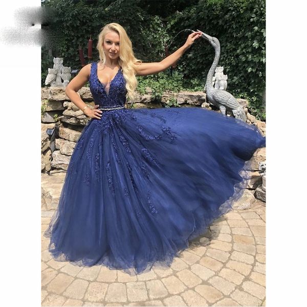 Abiti da sera in pizzo gonfio blu navy Abiti lunghi con applicazioni in rilievo Abito da sera in tulle senza maniche con scollo a V profondo