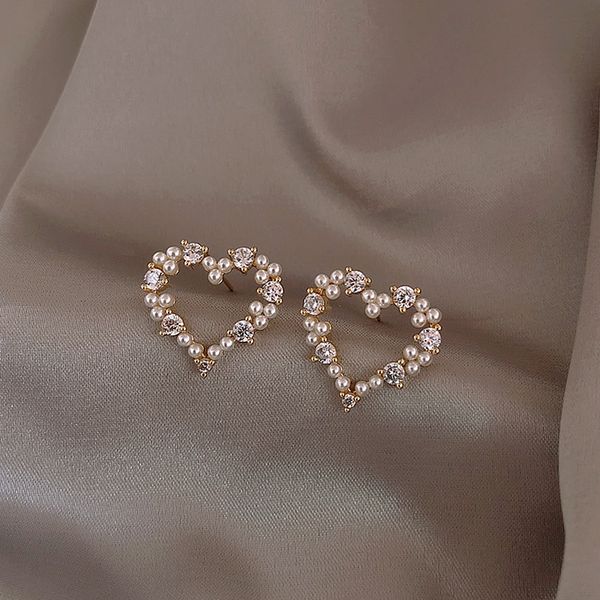 

korea fashion jewelry pearl and rhinestone love shape earrings for woman shiny side retro french small stud earring, Golden;silver