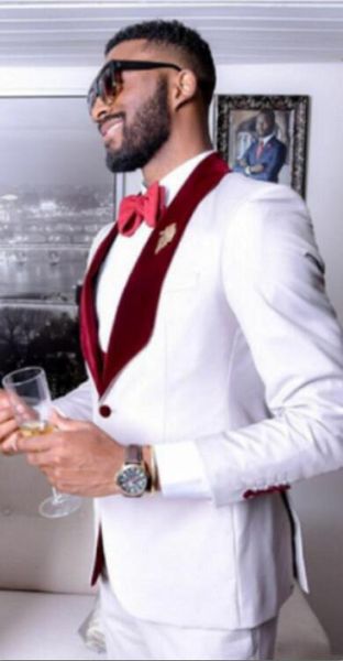 Popüler Beyaz Erkekler Düğün Smokin Kırmızı Kadife Yaka Slim Fit Damat Smokin 19 Tarzı Erkekler Yemeği / Dart 3 Parça Suit (Ceket + Pantolon + Kravat + Yelek) 141