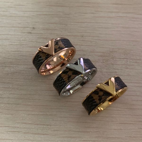

Deluxe fa hion brand de ign 316l tainle teel gold ro e ilver leather love v ring jewelry for women men wedding engagement gift