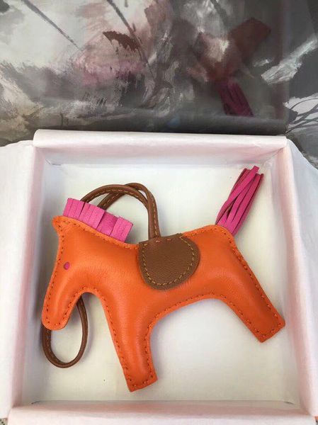 

дизайнер роскошный брелок сумка кожа металл кулон автомобиль кулон коробка подарочная коробка брелок носить ручной шитье, Silver