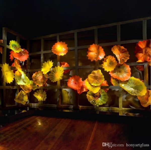 Lampada soffiata di lusso giallo arancione Decorazioni per hotel su misura Lastre di vetro a forma di fiore Decorazione da parete Lampade d'arte