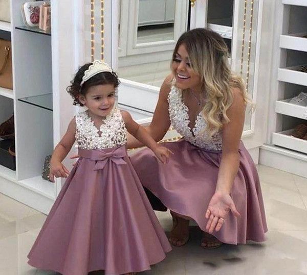 2019 Prenses Sevimli Çiçek Kız Elbise V Boyun Tozlu Anne Ve Kızı Toddler Küçük Gilrs Çocuklar İlk Komünyon Elbise Kolsuz