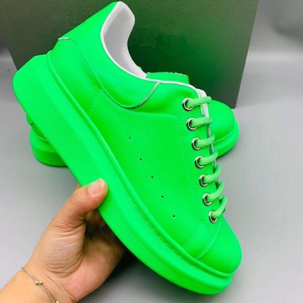 

2019 new designer brand oversized sneaker features large flat laces and an oversized rubber sole sneaker suede leather brand sneakers m18603, Black