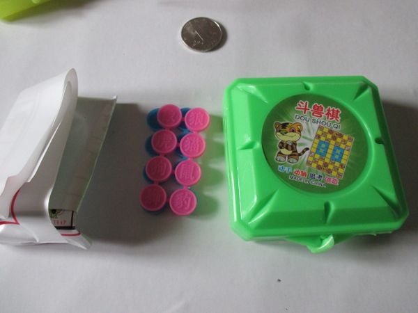 Kostenloser Versand Mini Tier Checker Puzzle Spielzeug Kunststoff Box Verpackung Arena Schach Desktop Spaß Schach Spielzeug Box Größe ist etwa 8 * 8 cm