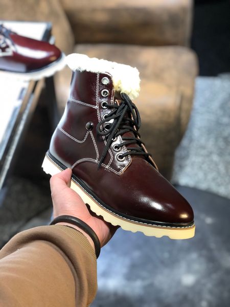 

wholesale original brand snow boots,luxury snow boots,dress shoes,handbag etc, made by original lamb skin ,only do quality, Black