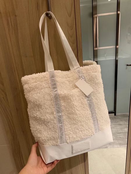 

designer luxury shoulder bag women's lamb hair large capacity portable well matched felt designer handbag fashion bags 4