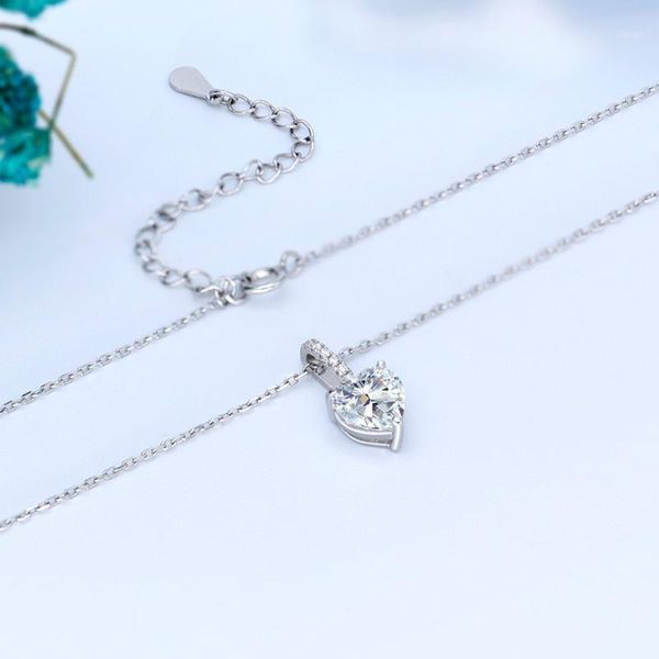 

pendant necklaces women's 925 silver love heart diamond necklace moissanite clavicle chain simple necklaces1
