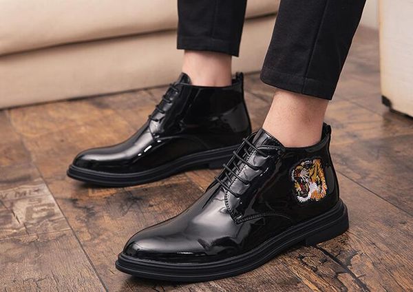 Vendita calda-Nuovi uomini di lusso Designer di lusso ricamo tigre a punta gentiluomo scarpe da uomo Scarpe da cerimonia nuziale abito da ritorno a casa