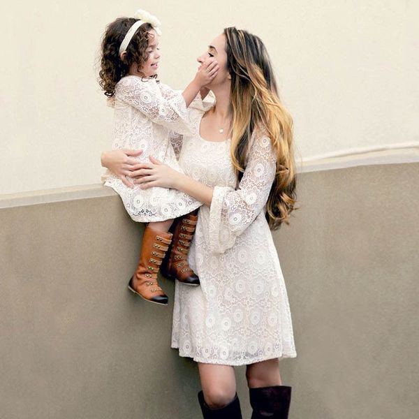 

мать и дочь платья семья matching одежда женщины девушки кружева цветочные платья партии пляж лето с длинным рукавом женская vestidos, Blue