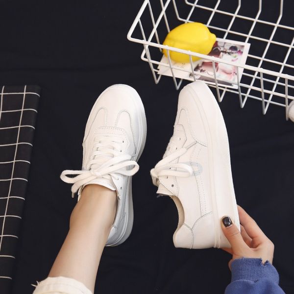 

2019 new ca ual white hoe female korean ver ion of tide in ultra red breathable board hoe neaker