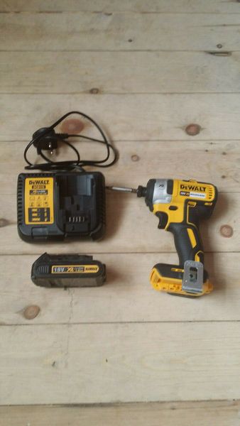 

DEWALT DCF 887 Impact Driver / Wrench + Charger + Battery * LIKE NEW *
