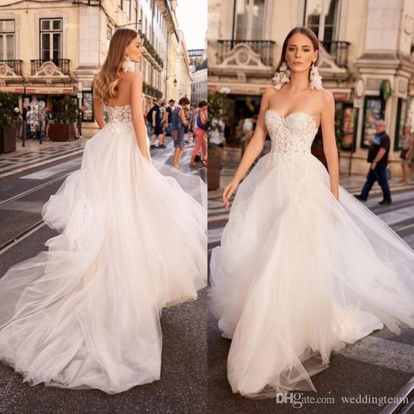 

мода бисером кружева boho свадебные платья без бретелек шеи линии пляж bridals платья развертки поезд тюль чешский vestidos de noiva, White