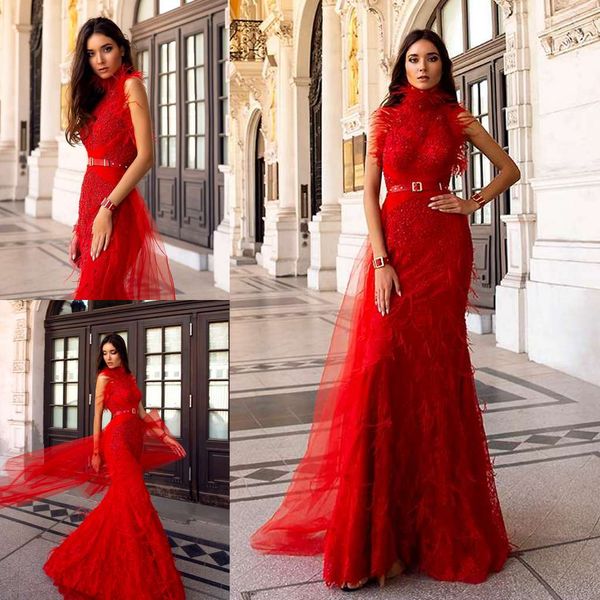 Oksana Mukha Red Prom vestidos até o chão Lace Applique frisada Sereia Vestido com penas gola alta formais vestidos de festa