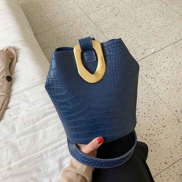 

2019 autumn texture joker crocodile grain bucket package concise tidal gold buckle solid color single shoulder satchel