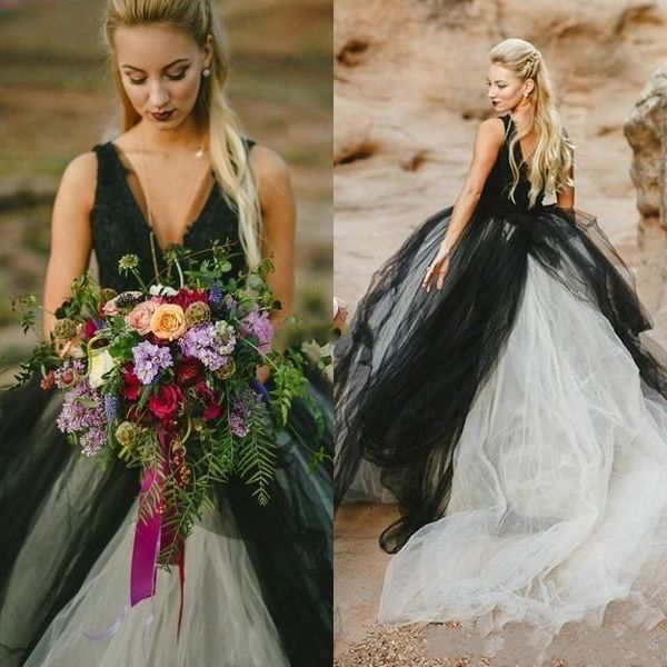 Abiti da sposa vintage da spiaggia neri e avorio Abiti da ballo con scollo a V profondo gotico senza maniche in pizzo Gonna in tulle Abiti da sposa senza schienale