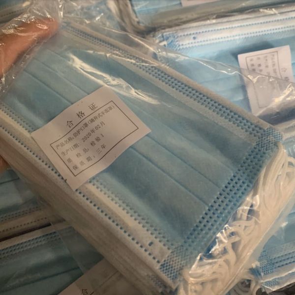 

оптовая маски одноразовые лица 3 слоя пылезащитные маски для лица защитная крышка маски 50шт / коробка на складе