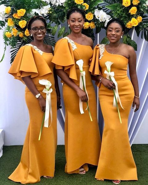 Abiti da damigella d'onore a sirena nigeriana africana 2020 Abito da damigella d'onore in oro giallo con una spalla all'aperto da spiaggia, abito da festa per invitati a un matrimonio