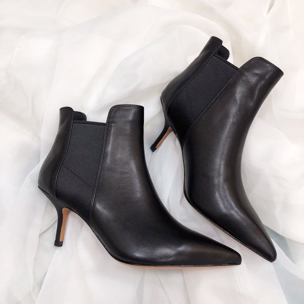 

Soft and comfortable black pointed high heel ankle boot