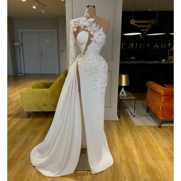 Designer Fashion Prom Dress Arabo Dubai Pizzo squisito Abiti da ballo bianchi Collo alto Una spalla Manica lunga Abito da sera formale Spacco laterale Robes De Mariee